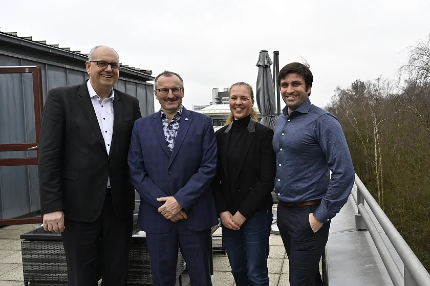 Firmenbesuch bei Contact Software: (von links) Bürgermeister Andreas Bovenschulte, Karl Heinz Zachries (CEO Contact Software), Anke Werner (Projektleiterin, WFB Wirtschaftsförderung Bremen GmbH) und Maximilian Zachries (Managing Director und Director Sales Contact Software).