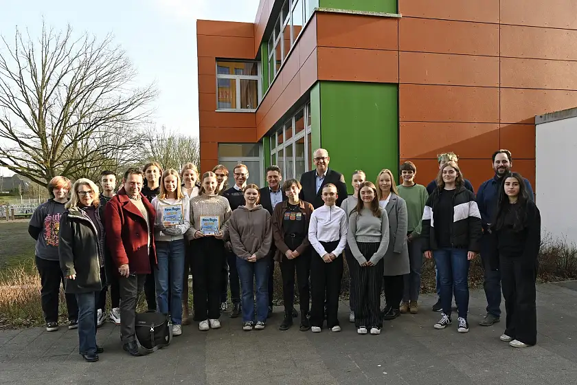 Bürgermeister Bovenschulte (9. von re.) zu Besuch bei der Wilhelm-Kaisen-Oberschule.