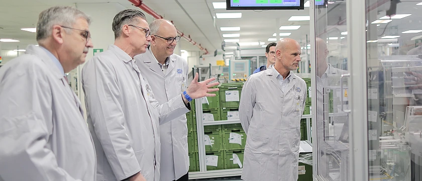 Ließen sich über die Produktion im Bremer Hella-Werk informieren (von links): Andreas Heyer (Geschäftsführer der Wirtschaftsförderung Bremen GmbH), Markus Mengkowski (Leiter Produktion Hella Fahrzeugkomponenten GmbH), Bürgermeister Andreas Bovenschulte, Kai Jürgens (Senatskanzlei).