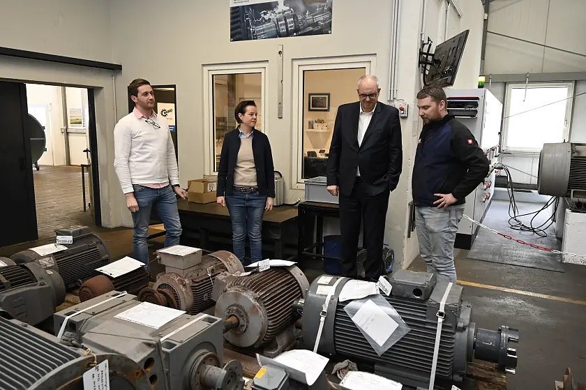 Bürgermeister Andreas Bovenschulte lässt sich beim Rundgang die Abläufe bei der Gebrüder Mahn GmbH erklären. Personen (v.l.n.r.): Christopher Kuchinke, Betriebsleiter; Katrin Roßmüller, Geschäftsführung; Bürgermeister Andreas Bovenschulte; Jonas Pfeiffer, Werkstattleiter.