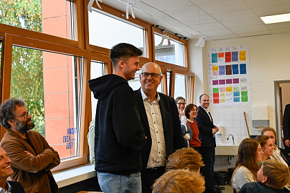 Bei seinem Besuch in der Oberschule Ronzelenstraße kam Bürgermeister Bovenschulte mit vielen Schülerinnen und Schülern ins Gespräch – so auch mit dem jungen Basketballerspieler Kron Ejupi.