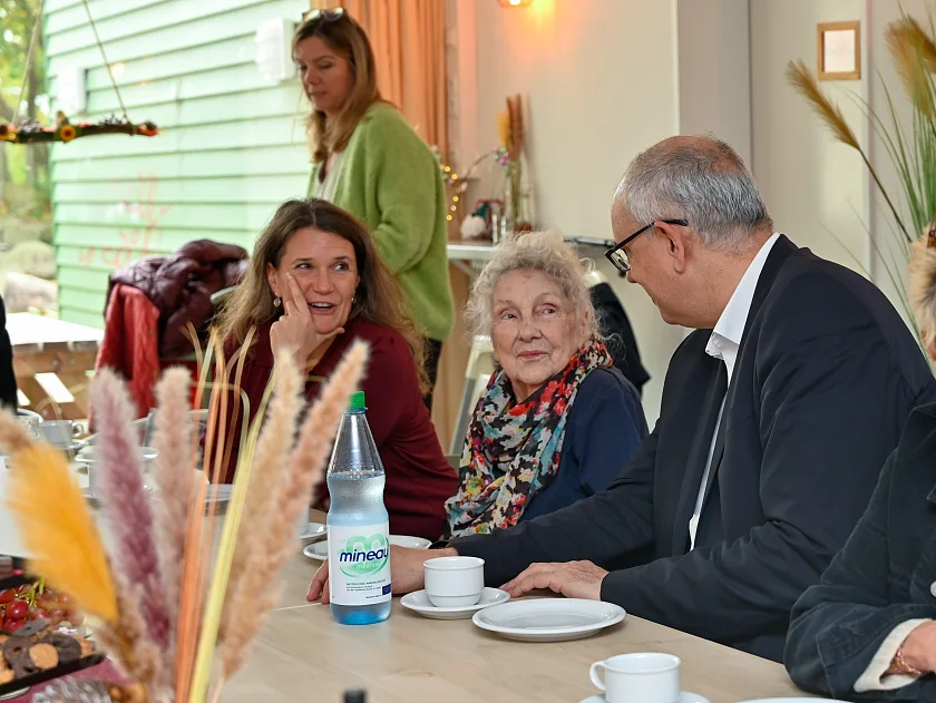 Im Gespräch: Bürgermeister Andraes Bovenschulte, eine Besucherin des Mittagstisches sowie Koordinatorin Charlotte Krull (li.) vom Familienzentrum Mobile.