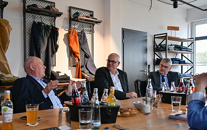 Bürgermeister Andreas Bovenschulte im Gespräch mit Hans-Hermann Ahlers, Gesellschafter der Ospig GmbH. Rechts daneben Andreas Heyer, Geschäftsführer der WFB Wirtschaftsförderung Bremen.