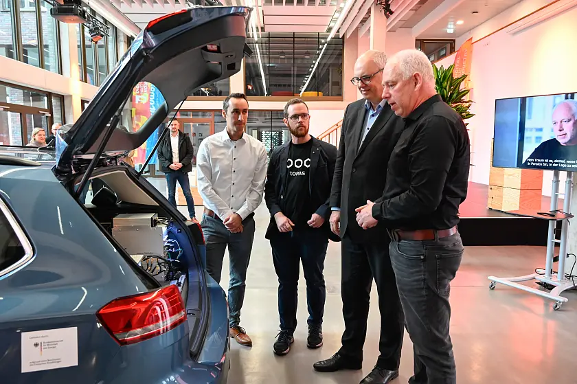 Bürgermeister Andreas Bovenschulte lässt sich das autonom fahrende Fahrzeug erklären. Personen (v.l.): Mitja Echim, Geschäftsführer Topas Industriemathematik; Matthias Rick, Technischer Leiter im Bereich Autonomes Fahren; Bürgermeister Andreas Bovenschulte und Christof Büskens, Wissenschaftlicher Direktor Topas Industriemathematik und Professor am Zentrum für Industriemathematik.