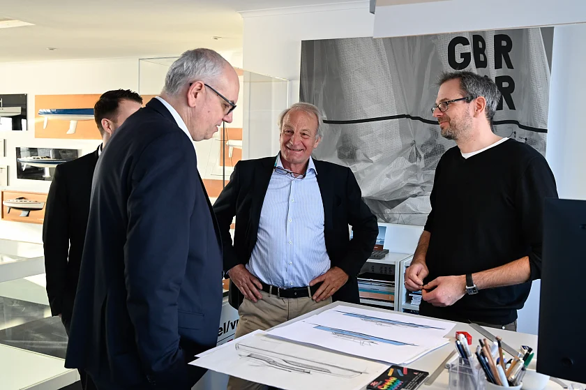 Bei seinem Besuch bei Judel/Vrolijk erhielt Bürgermeister Bovenschulte unter anderem Einblicke in die Konstruktion von Segel- und Motoryachten. Personen (v.l.): Bürgermeister Bovenschulte; Torsten Conradi, Geschäftsführender Gesellschafter bei Judel/Vrolijk; Jan Kuhnert, Angestellter.