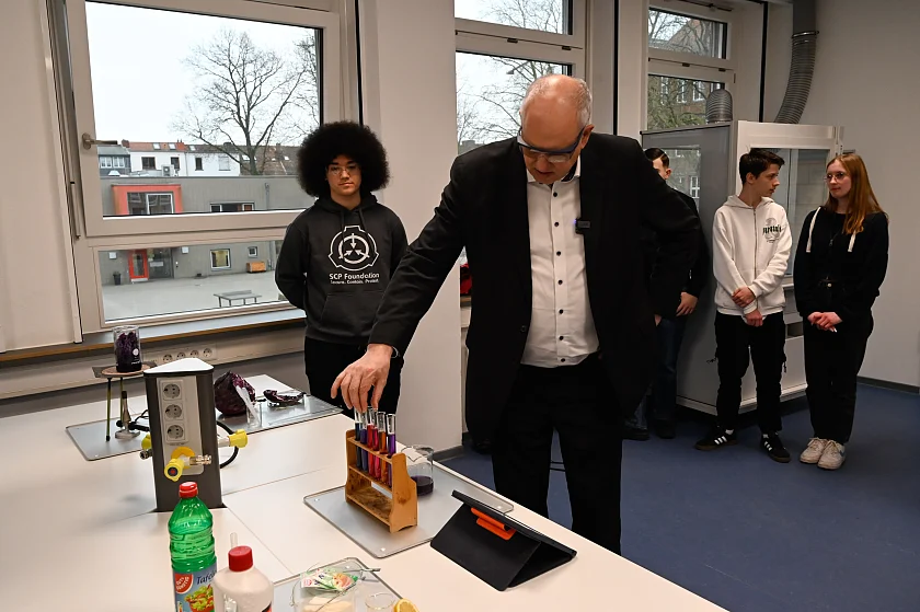 Beim Rundgang durch die Oberschule Findorff durfte Bürgermeister Bovenschulte selbst experimentieren.