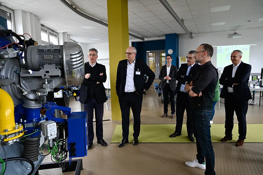 Wie funktionieren die Verbrennungsanlagen von Saacke? Antworten darauf und auf viele weitere Fragen erhielt Bürgermeister Andreas Bovenschulte bei seinem Rundgang. Personen (v.l.): Henning Saacke, Beiratsvorsitzender Saacke; Bürgermeister Andreas Bovenschulte; Andreas Heyer, Geschäftsführer der Wirtschaftsförderung Bremen (WfB); Maik Tiltack, Training und Helpdesk Saacke; Christian Ausfelder, CEO Saacke.