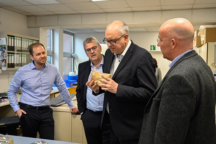 In Labor von Stroever (SSB) experimentieren rund 25 Mitarbeitenden an neuen Einsatzmöglichkeiten für Schellacke. Personen (v.l.): Hauke Sieling, Verkaufsleiter Stroever; Andreas Heyer, Geschäftsführer der Wirtschaftsförderung Bremen (WfB); Bürgermeister Andreas Bovenschulte, Burkhard Volbert, Geschäftsführender Gesellschafter von Stroever.