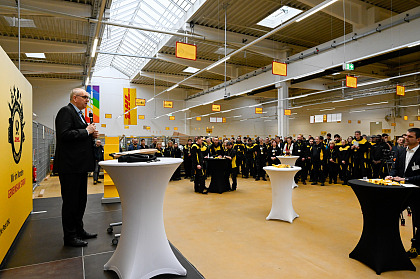 Bürgermeister Andreas Bovenschulte bei der Eröffnung des neuen DHL-Zustellstützpunktes.
