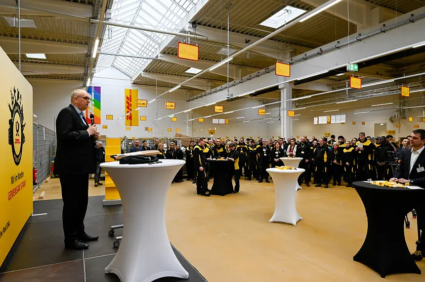 Bürgermeister Andreas Bovenschulte bei der Eröffnung des neuen DHL-Zustellstützpunktes.