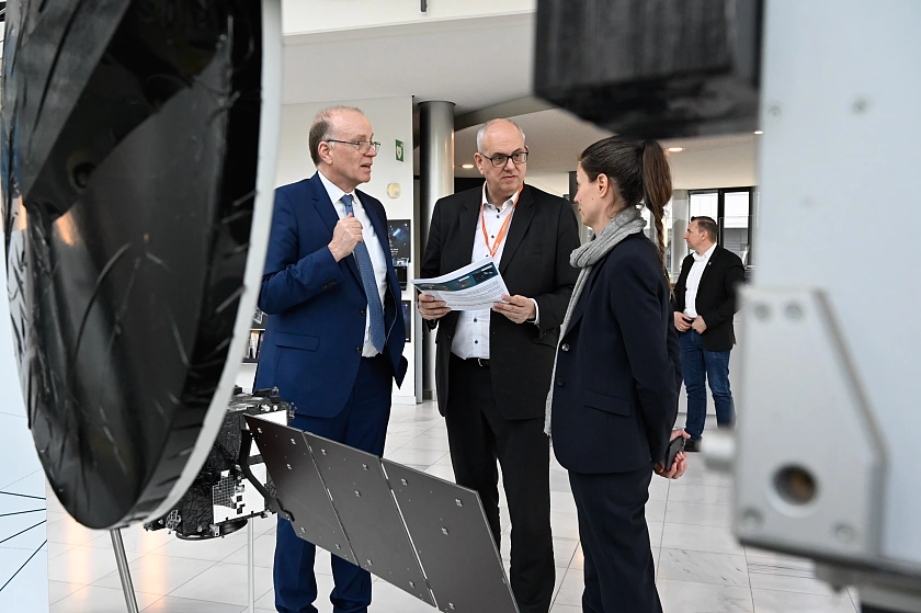 Zuvor wurde Bürgermeister Bovenschulte von Marco Fuchs, Vorstandsvorsitzender OHB, sowie Sabine von der Recke, Vorstand OHB System AG, begrüßt.