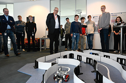 Bei dem Rundgang durch das Ausbildungszentrum präsentierten die Studierenden von OHB ihre entwickelten Lego-Roboter. Links im Bild Ausbildungsleiter Christian Fischer, in der Mitte Bürgermeister Andreas Bovenschulte.