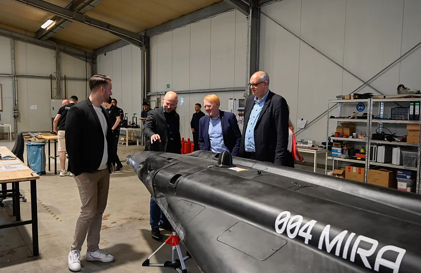 Bürgermeister Andreas Bovenschulte lässt sich die Technik des Flugdemonstrators Mira erklären. Personen (v.l.): Mike Schroeder, Senatskanzlei Bremen; Alexander Kopp, CEO Polaris; Siegried Monser, Raumfahrtkoordinator Land Bremen; Bürgermeister Andreas Bovenschulte.