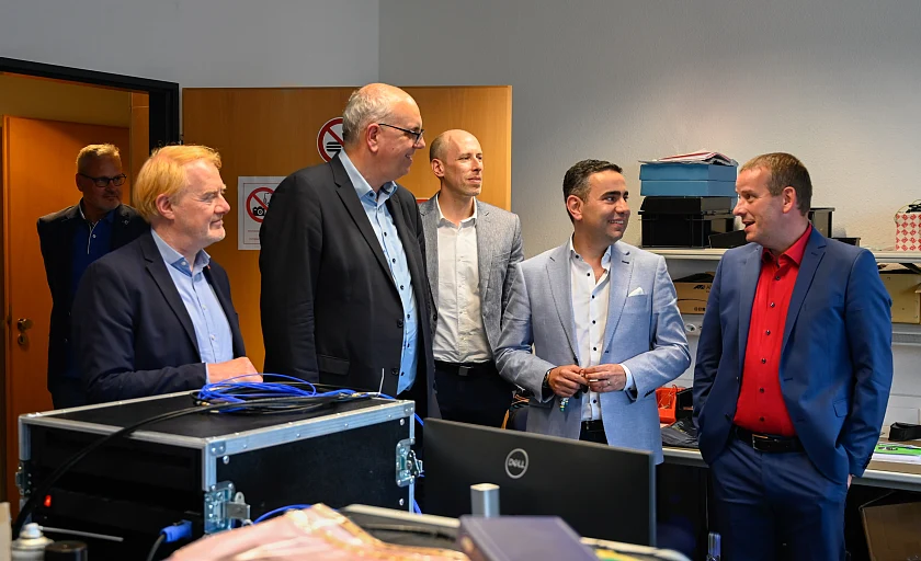 Während des Besuchs bei DSI erhielt Bürgermeister Andreas Bovenschulte einen Rundgang durch die Produktionsräume. Personen (v.l.): Andreas Menge, Director Finance & Operations; Siegried Monser, Raumfahrtkoordinator Land Bremen; Bürgermeister Andreas Bovenschulte; Ole Bischoff, Director Research & Development; Elias Hashem, CEO; Sebastian Brandt, Director Projects.