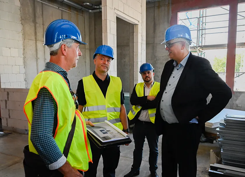 Bürgermeister Bovenschulte zu Besuch auf der Baustelle des neuen Polizeikommissariats Bremen-Nord. Personen (v.l.): Marco Perin, Kommissariatsleiter Nord; Bürgermeister Bovenschulte; Architekt Michael Pleus und Jan Müller, Abteilungsleiter Nord-West.