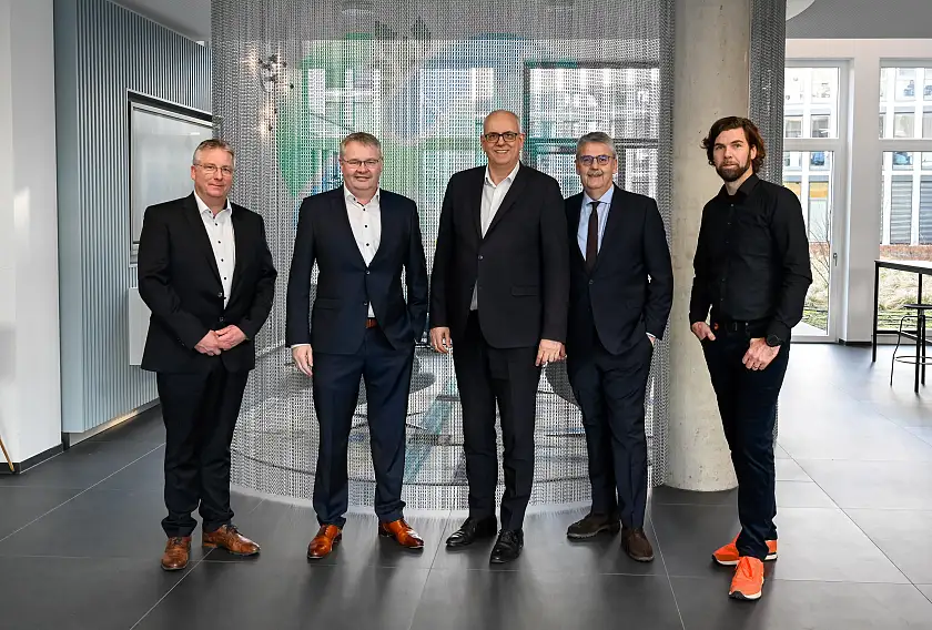 Personen (v.l.): Lars Schneider, Standortleiter DMK Group; Ingo Müller, CEO DMK Group; Bürgermeister Andreas Bovenschulte; Andreas Heyer, Geschäftsführung WFB Wirtschaftsförderung Bremen; Oliver Bartelt; Leitung Kommunikation DMK Group.