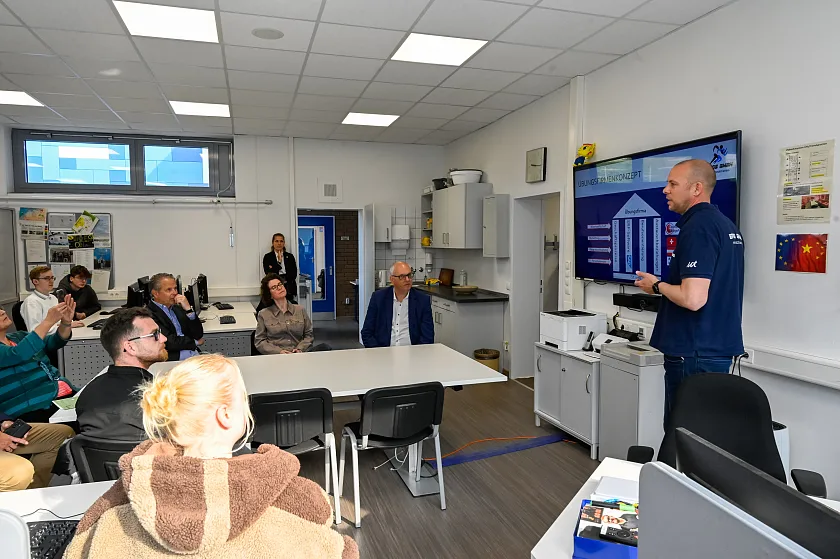 Im Schulzentrum Utbremen erfuhr Bürgermeister Bovenschulte aus erster Hand wie die Übungsfirma funktioniert. 