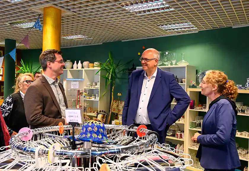 Zu Gast im Kaufhaus Walle. Bürgermeister Bovenschulte im Gespräch mit Michael Vespermann, Geschäftsführung ÖkoNet, und Susanne Appel, Leitung Kaufhaus Walle.