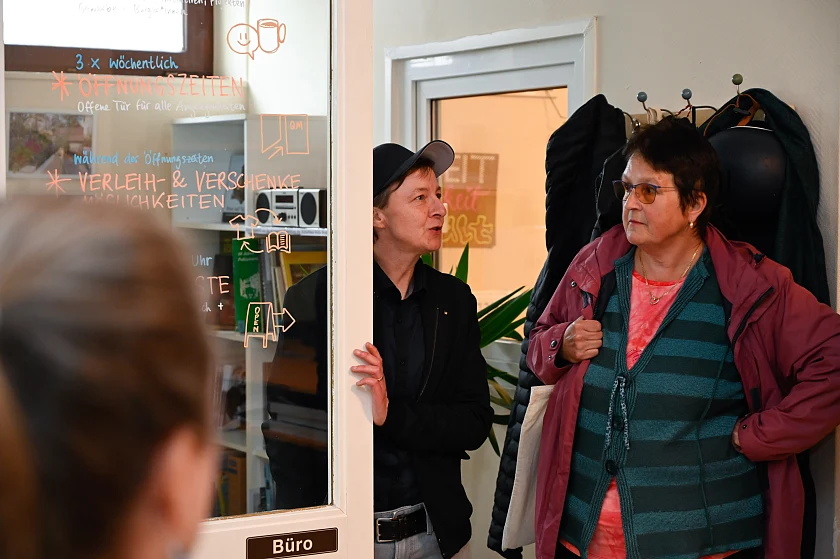 Evin Oettingshausen (links) leitet die Quartiersmeisterei in Walle. Rechts daneben: Ortsamtsleiterin Cornelia Wiedemeyer. 