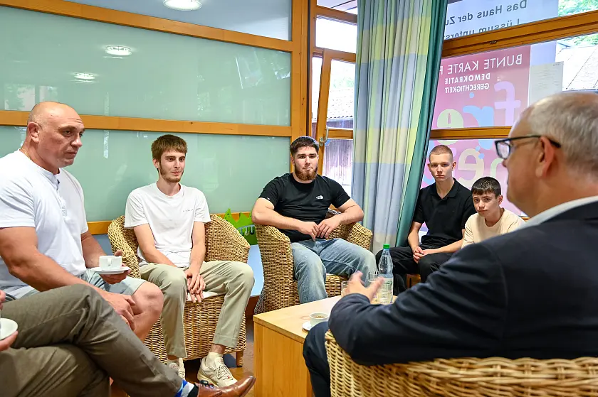 Von links: Pavel Fedorenko (Streetworker bei der Caritas) und Jugendliche aus dem Projekt 