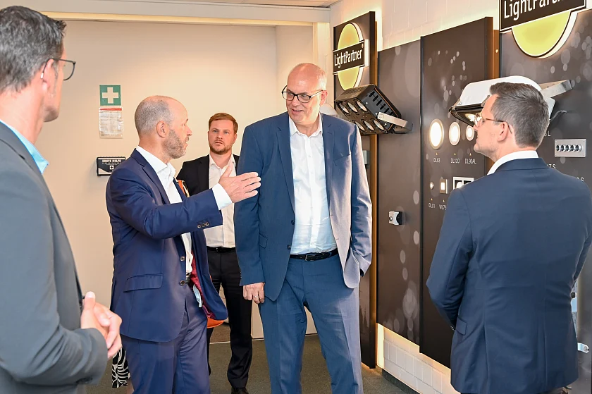 Einblicke in die verschiedenen Lichtsysteme für die maritime Industrie. Personen (v.l.): Dr. Dirk Pramann, Gesellschafter; Johannes Erfurth, Gesellschafter; Bürgermeister Andreas Bovenschulte, Georg Blum, Geschäftsführung Lightpartner.