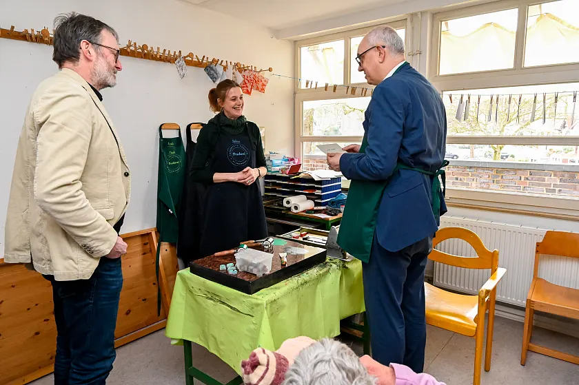 Kreativwerkstatt der Tagesstätte Parkstraße der Inneren Mission: Bürgermeister Andreas Bovenschulte und Ergotherapeutin Sabine Vieth bedrucken Grußkarten.