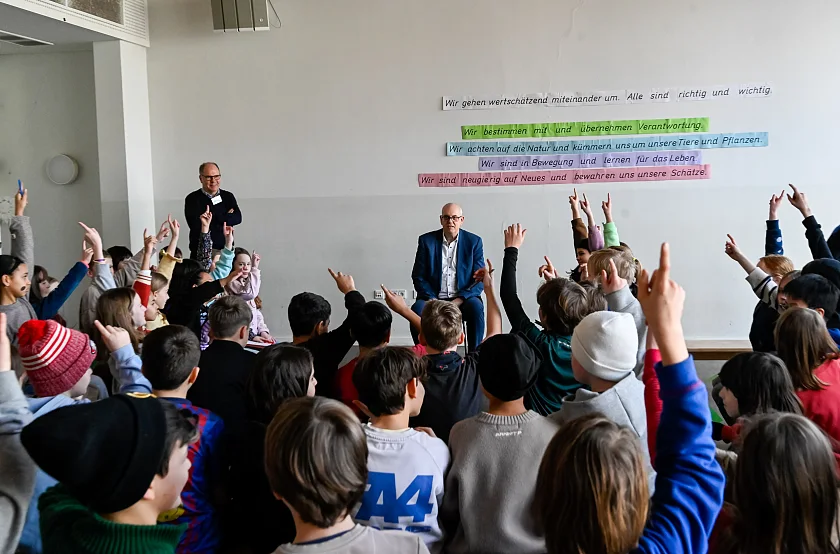 Bürgermeister Bovenschulte beantwortet in einer lebhaften Runde die Fragen der Schülerinnen und Schülern.