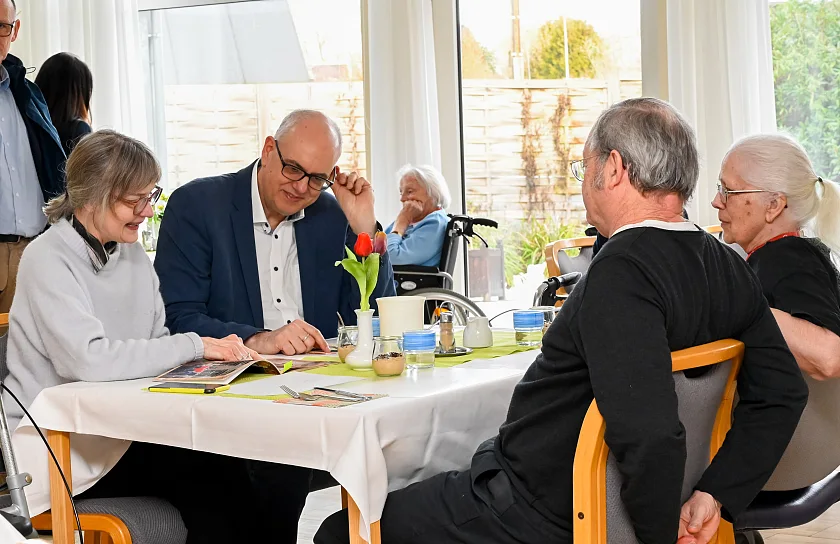 Bei seinem Besuch in der Begegnungsstätte „Sparer Dank“ tauschte sich Bürgermeister Bovenschulte mit Seniorinnen und Senioren sowie deren Angehörigen aus.